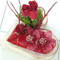 Ankara Ayaş çiçek siparişi sitemizin görsel ürünü kalp içinde 5 adet gül ve 2 kandil orkide