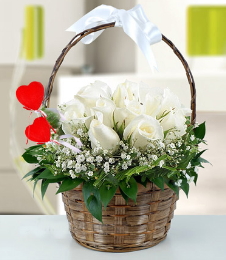 Sepet içerisinde 7 adet beyaz gül Ankara çiçek siparişi sitesi