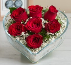 Kalp içerisinde 7 adet kırmızı gül Ankara çiçek gönderme sitemiz güvenlidir